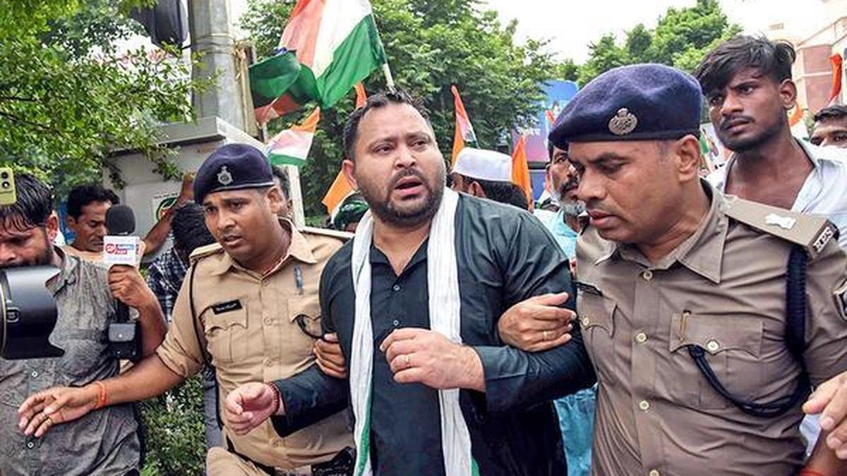 उपचुनाव में मिली हार के बाद तेजस्वी यादव बिहार की राजनीति में और सक्रिय हो गए हैं