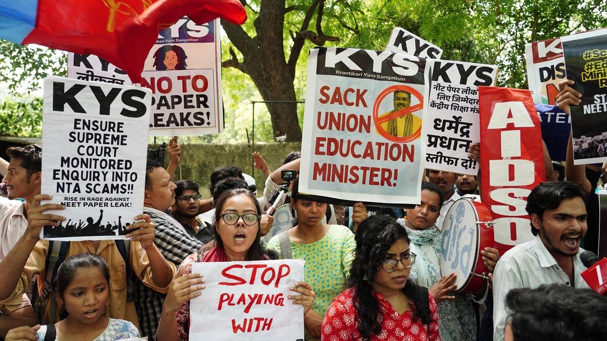 एनईईटी-यूजी विरोध मामला: याचिकाकर्ताओं ने उच्चाधिकार प्राप्त जांच समिति के पुनर्गठन की मांग की