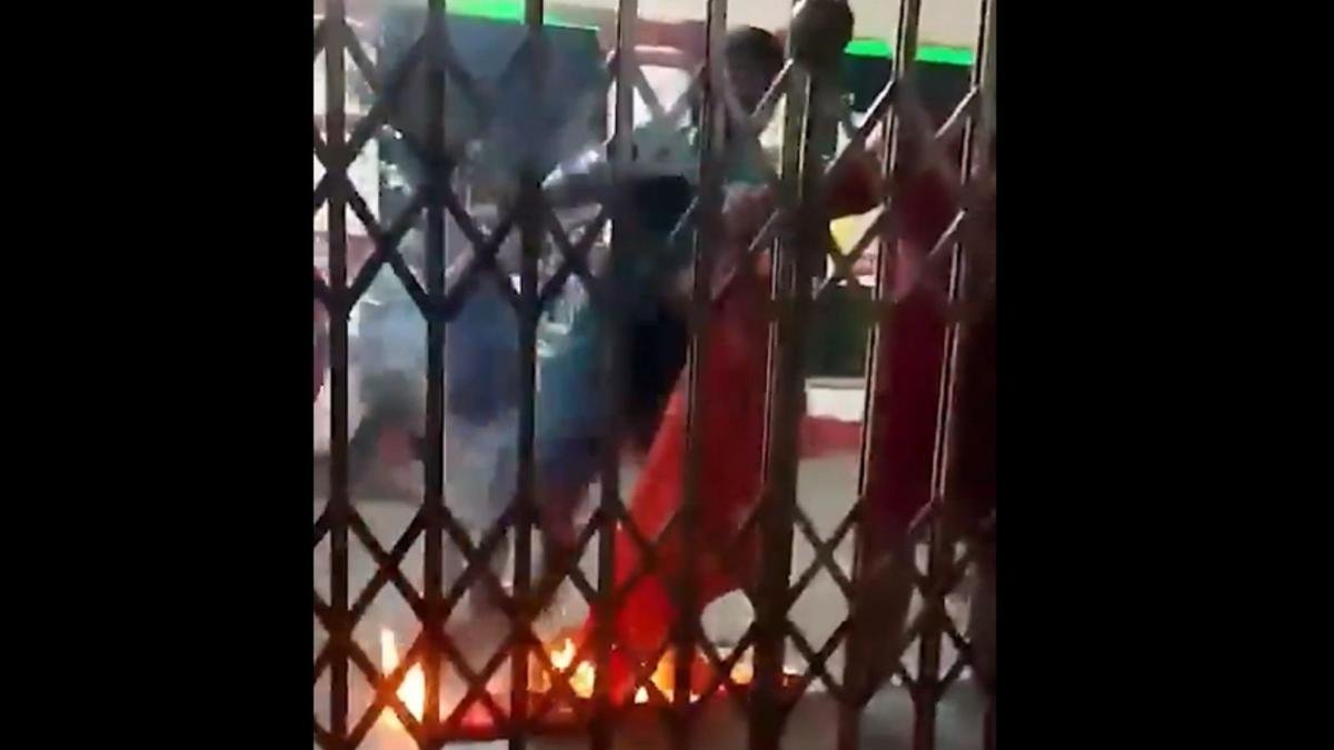 एबीवीपी और एसएफआई समर्थकों के बीच झड़प से जादवपुर यूनिवर्सिटी में हड़कंप मच गया