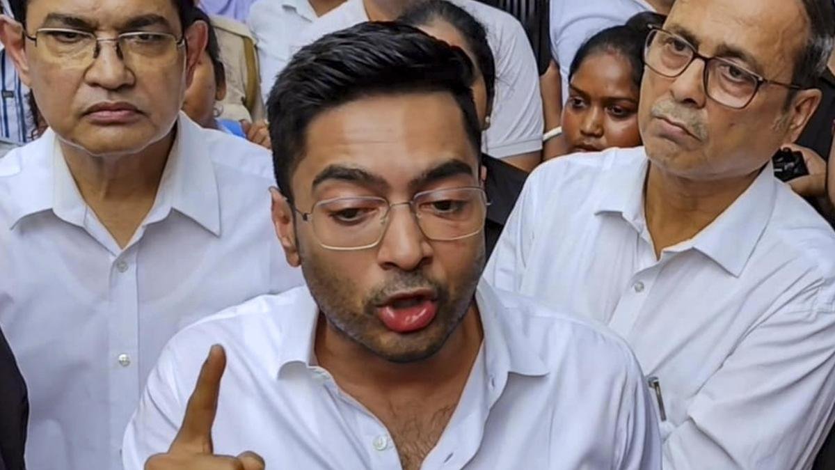 कोलकाता पुलिस ने पार्टी के होर्डिंग को हटाने को लेकर हाथापाई के आरोप में टीएमसी के अभिषेक, डेरेक ओ'ब्रायन के खिलाफ मामला दर्ज किया