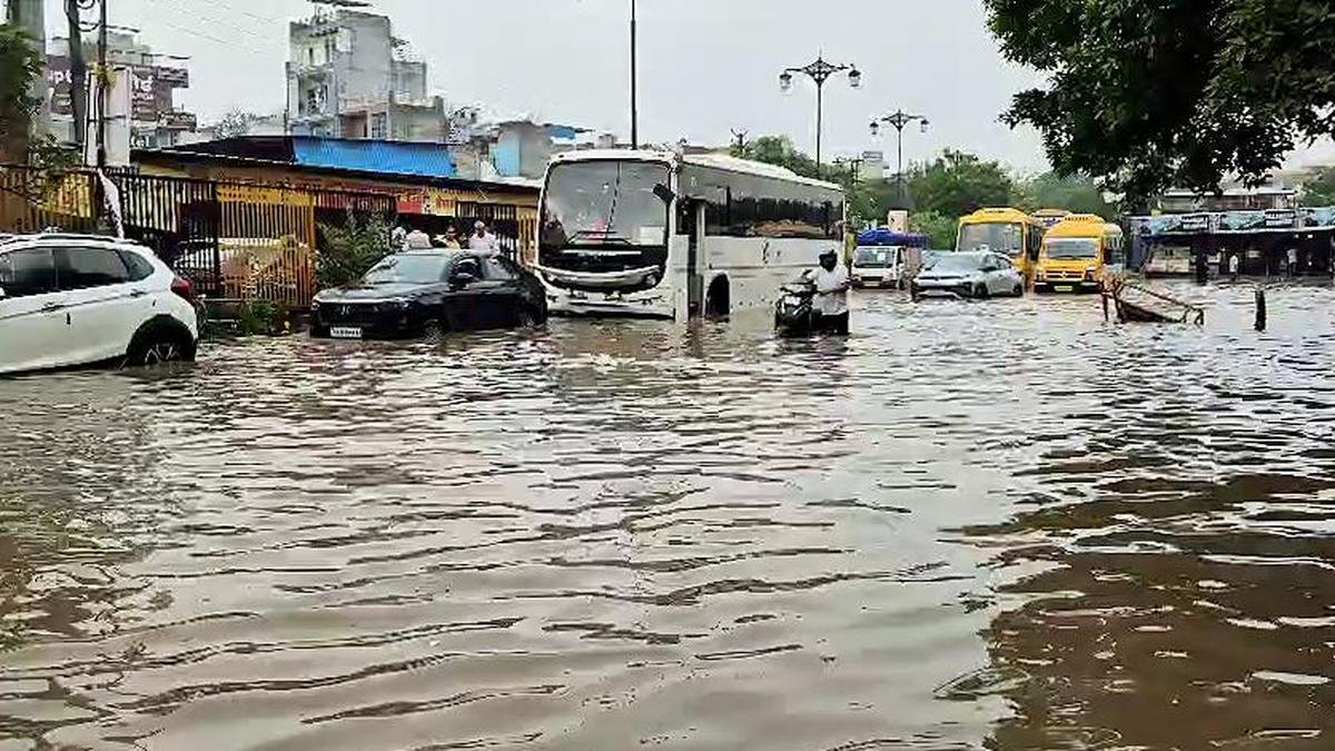 गुरुग्राम में जलभराव से आक्रोश; रहवासियों, विपक्ष ने सरकार और सांसद से पूछे सवाल