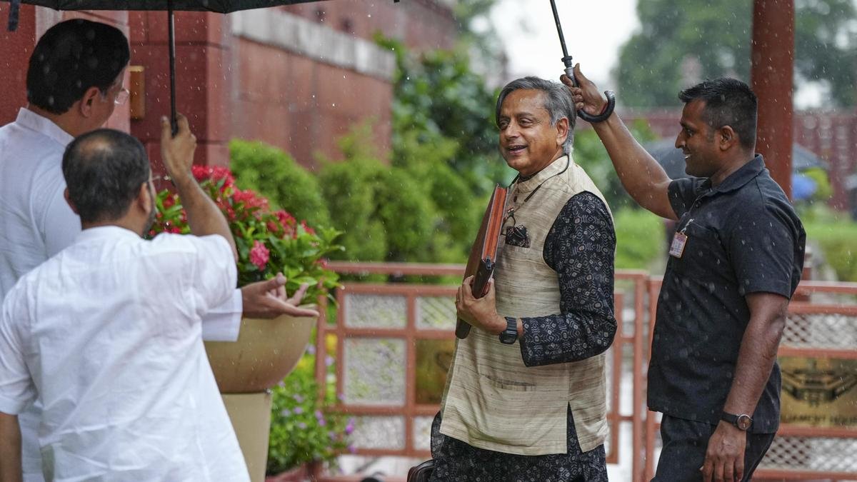 थरूर ने नए संसद भवन को 'स्मृतिहीन सम्मेलन केंद्र' बताया, इसमें आत्मीयता का अभाव है