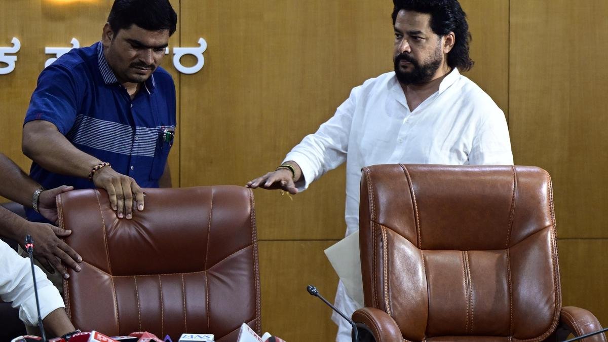 नागेंद्र के जाने से कर्नाटक कांग्रेस में कैबिनेट पद के लिए लॉबिंग फिर से शुरू हो गई है
