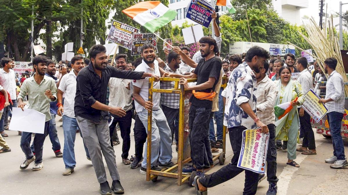 पटना में छात्रों का प्रदर्शन हिंसक हो गया