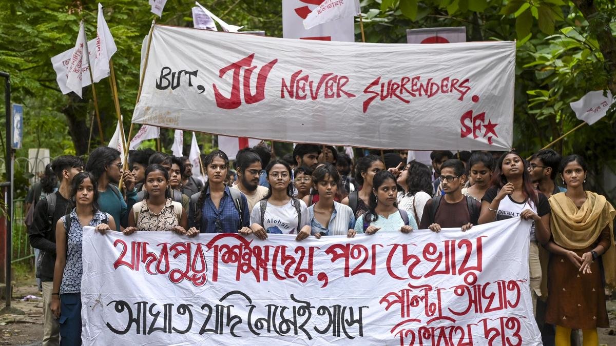 पांच दिनों की हिंसक झड़प के बाद जेयू में तनाव बरकरार; वाम समर्थित छात्र संगठनों ने पूर्व वीसी के निलंबन की मांग की