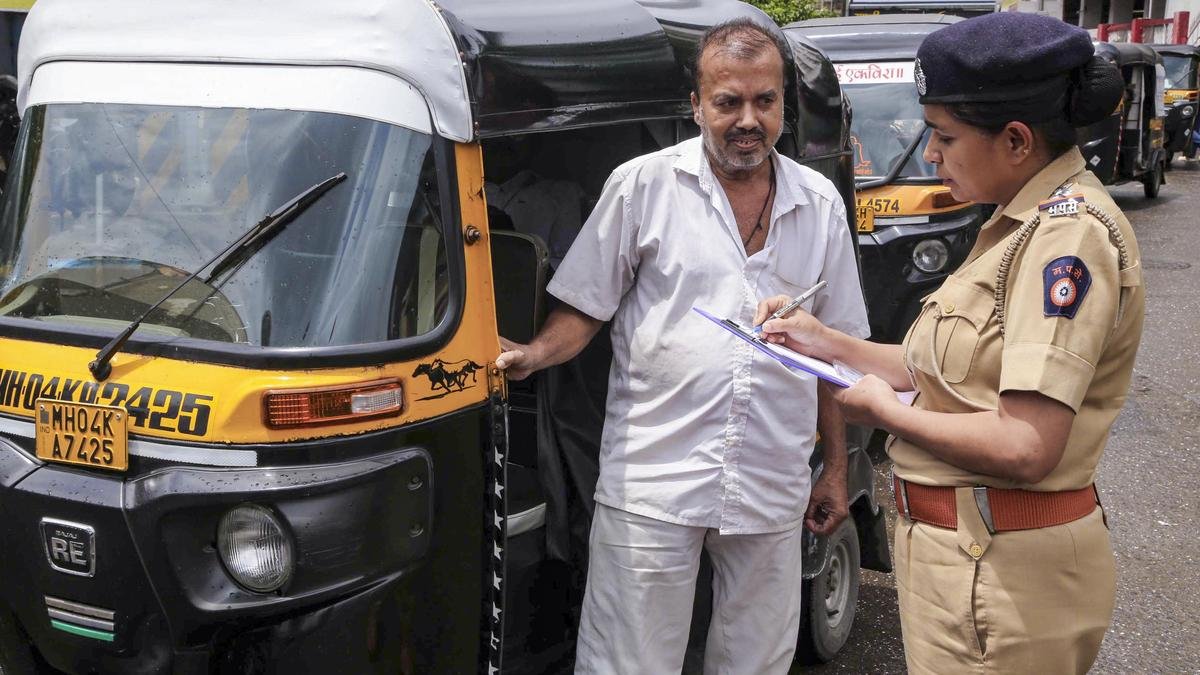 महाराष्ट्र के ऑटो-रिक्शा, टैक्सी चालकों को मराठी भाषा कौशल की कमी के लिए नोटिस क्यों जारी किए जा रहे हैं? | व्याख्या की