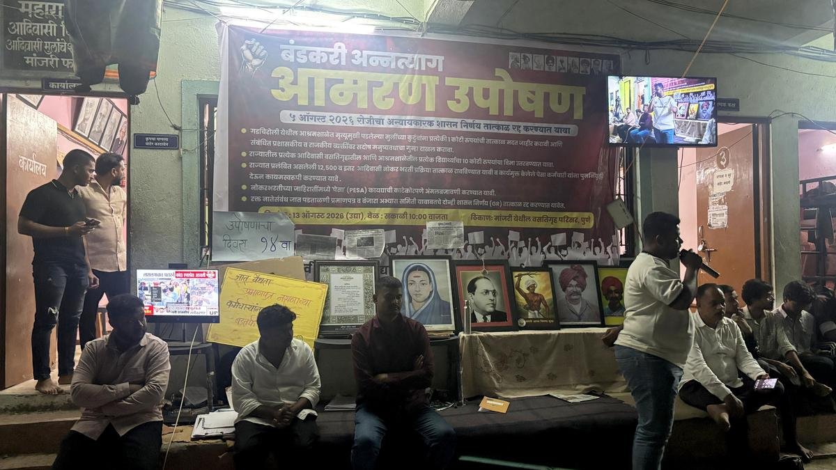 महाराष्ट्र सरकार ने आदिवासी छात्रों की मांगें मानी, उनसे भूख हड़ताल ख़त्म करने की अपील की