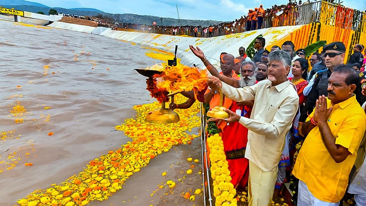 शिलान्यास के तीन दशक बाद, चंद्रबाबू नायडू ने वेलिगोंडा सिंचाई परियोजना के पहले चरण का उद्घाटन किया