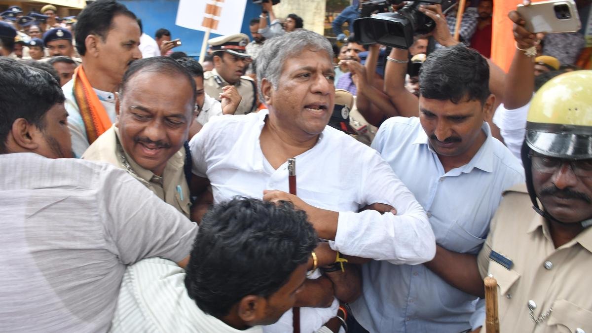 हुबली में 'मंदिर की जमीन वापस लेने' के लिए प्रदर्शन कर रहे भाजपा विधायक अदालत में गिरफ्तार; पुलिस ने एहतियात के तौर पर निषेधाज्ञा लागू कर दी है