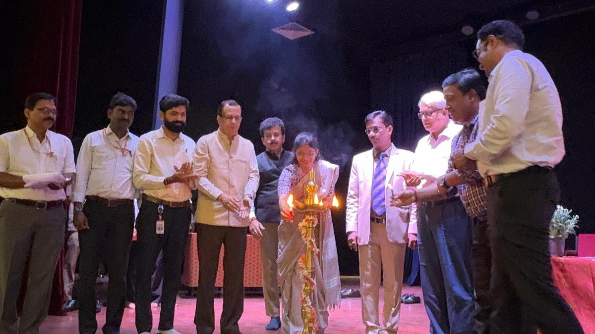 अधिकारी ने आत्महत्या के सामाजिक आयामों के बारे में जागरूकता बढ़ाने की आवश्यकता पर बल दिया