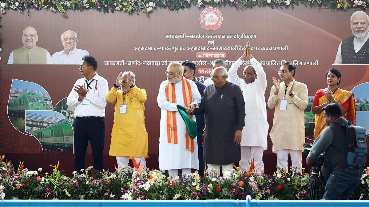 अमित शाह ने भारत की पहली एलएनजी ट्रेन को दिखाई हरी झंडी; दावा, 'मोदी ने रेलवे को बदल दिया, कांग्रेस घोटालों के लिए जानी जाती है'