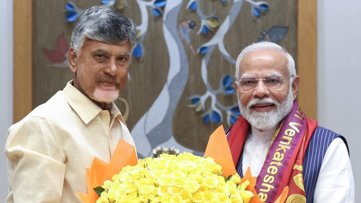 आंध्र के नेताओं ने 76 साल की उम्र में मोदी का स्वागत किया; पीएम के 25 साल पूरे होने के मौके पर नायडू वाराणसी में
