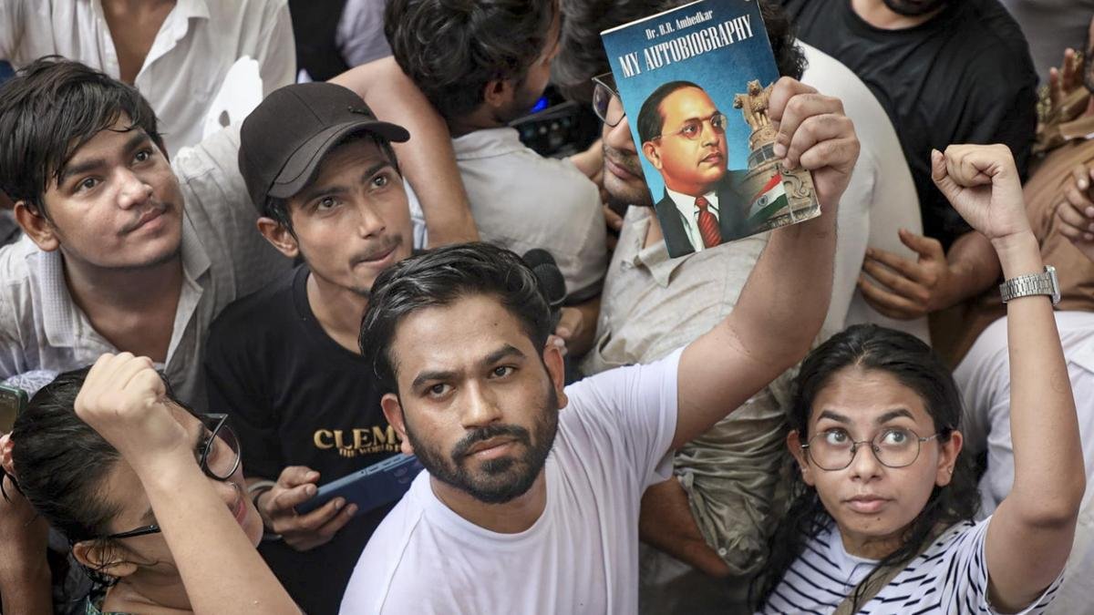 आइए हम दोनों अपनी डिग्री दिखाएं: सीजेपी के डुबके ने पीएम मोदी से कहा