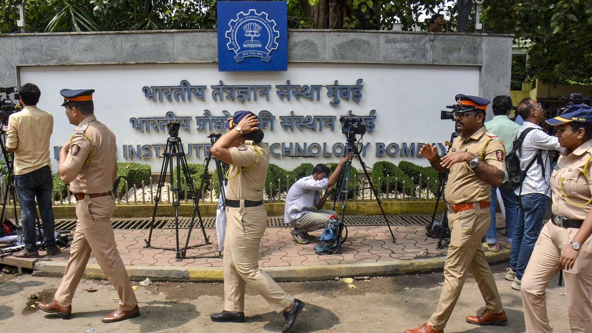 आईआईटी-बॉम्बे छात्र की मौत: माता-पिता का आरोप है कि उसे जातिवादी दुर्व्यवहार का सामना करना पड़ा, संकाय सदस्य की गिरफ्तारी की मांग की गई