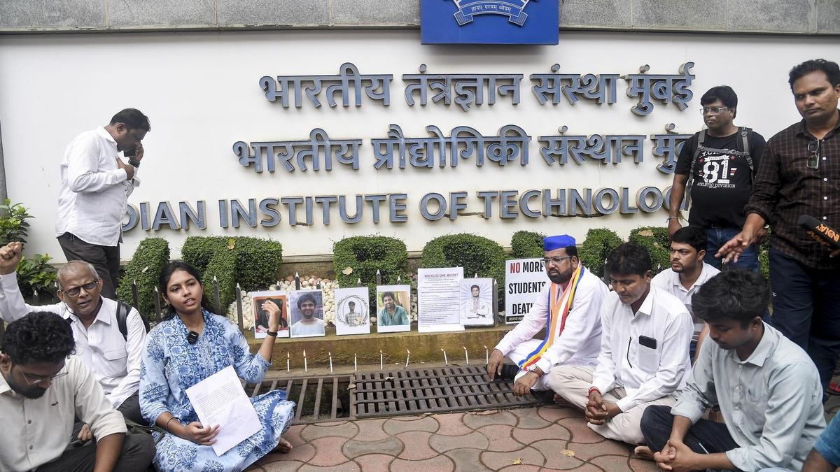 आईआईटी-बॉम्बे ने डूल्ला को डीन पद से हटाया; छात्र प्रोफेसर के निलंबन की मांग कर रहे हैं