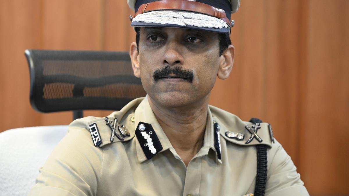 आईपीएस अधिकारी अरुण ने मद्रास उच्च न्यायालय के समक्ष आरोप लगाया कि 'सावुक्कू' शंकर वित्तीय लाभ के लिए झूठ को तथ्यों के रूप में प्रस्तुत करते हैं
