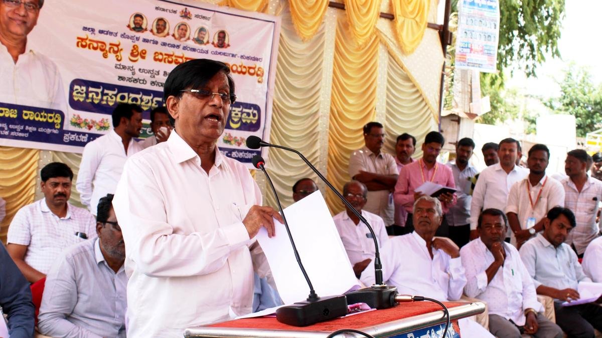 उत्तर कर्नाटक: उच्च शिक्षा मंत्री बसवराज रायराड्डी ने गाँव के दौरे के दौरान विकास योजनाओं पर प्रकाश डाला