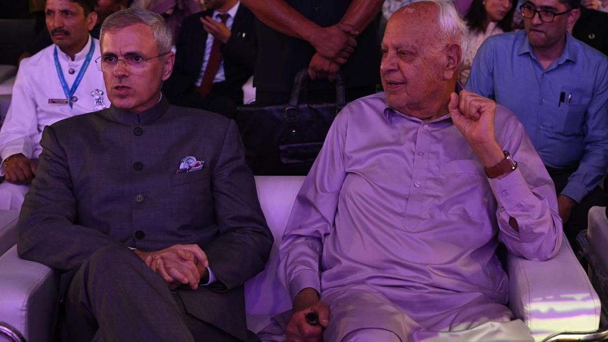 उमर, फारूक के वंदे मातरम के पूर्ण संस्करण के पक्ष में खड़े होने के बाद नेशनल कॉन्फ्रेंस, कांग्रेस में तीखी नोकझोंक