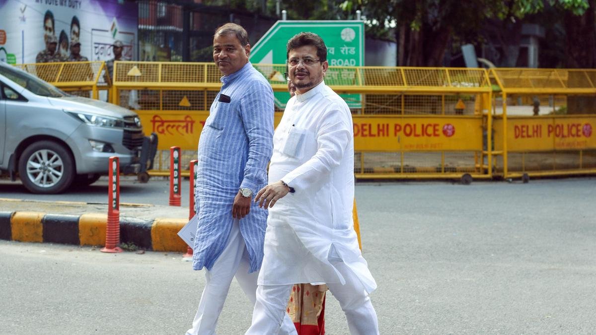 ऋतब्रत के नेतृत्व वाले गुट के नेताओं का कहना है, हमने तृणमूल के प्रतीक को अपमान से बचाया