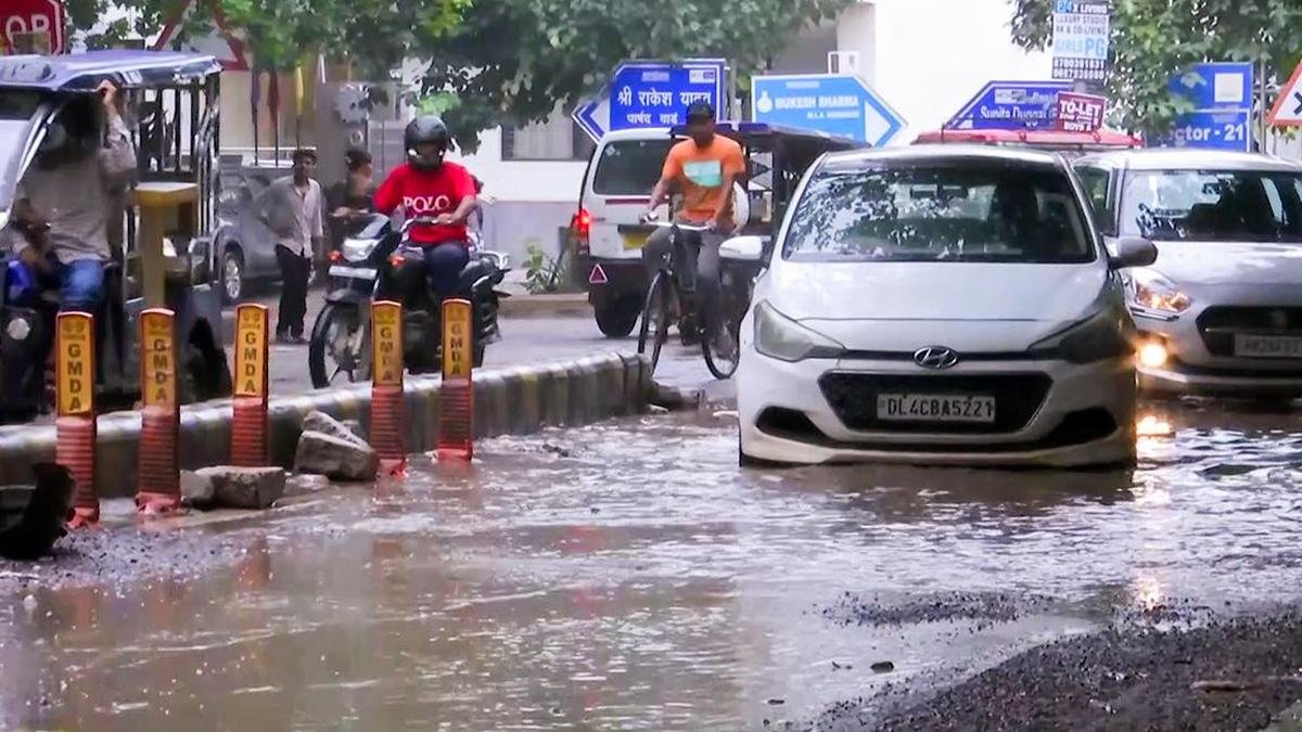 एक घंटे की बारिश, घंटों की भीड़: गुरुग्राम में जलभराव की समस्या बरकरार