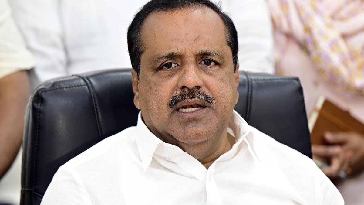 एफएसडीए ने 16 फार्मेसी लाइसेंस रद्द किए, फाइजर डिपो समेत 8 को निलंबित किया