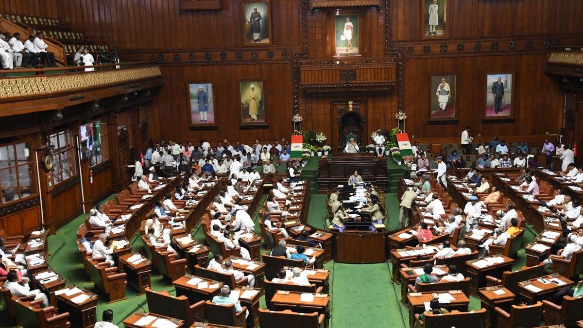कर्नाटक विधानमंडल में वंदे मातरम: विधानसभा, परिषद में सिर्फ 2 श्लोक बजने के बाद बीजेपी नेताओं ने पूरा पाठ सुनाया