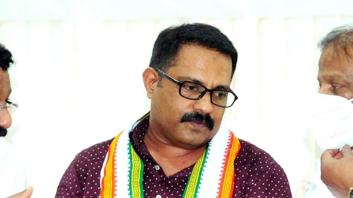 केरल के मंत्री केएम शाजी को आधिकारिक वाहन के रूप में 'उधार ली गई' लक्जरी कार के उपयोग पर विवाद का सामना करना पड़ा