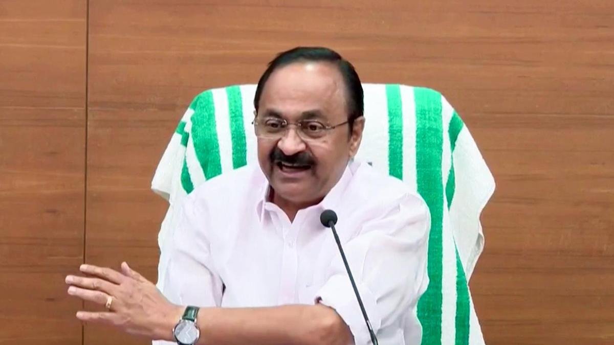 केरल के मुख्यमंत्री सतीसन सीईसी के इस्तीफे की मांग करने वाले राजनीतिक नेताओं के समूह में शामिल हो गए