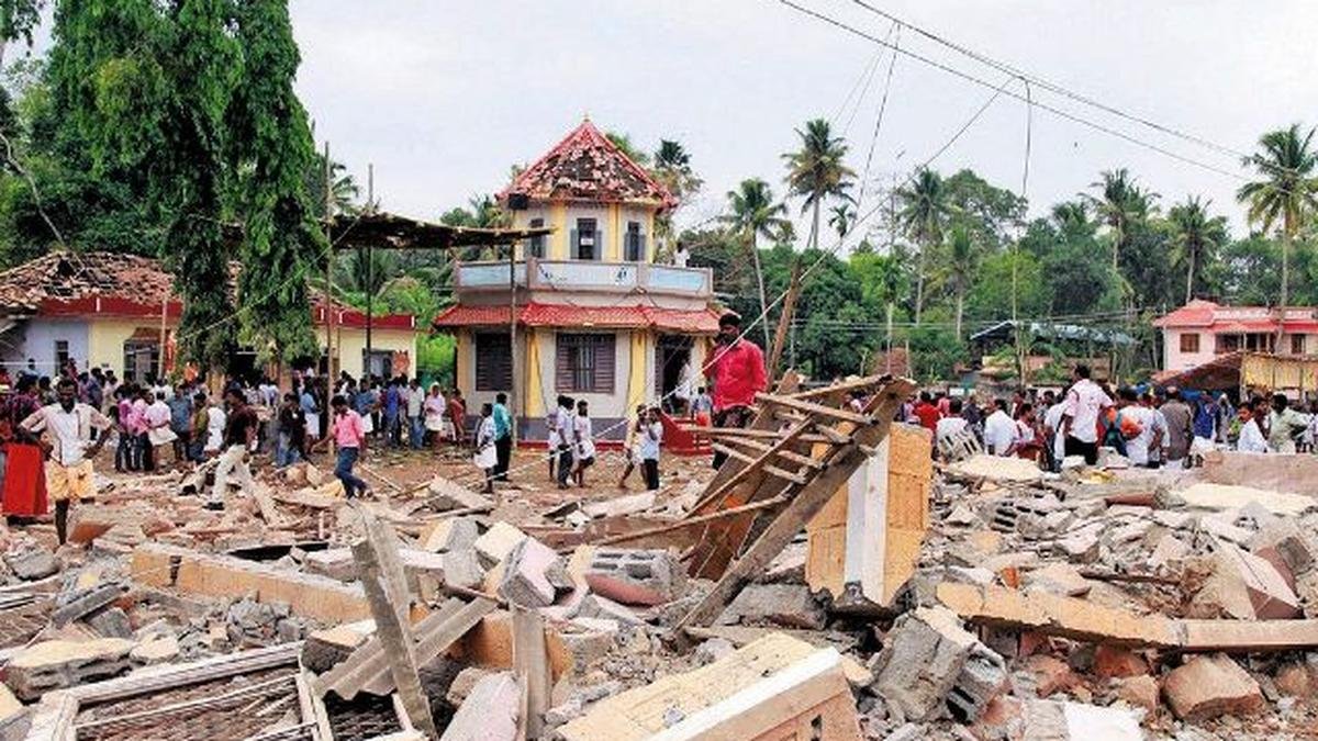 केरल में आतिशबाजियों के शो में अफरा-तफरी, 107 लोगों की मौत