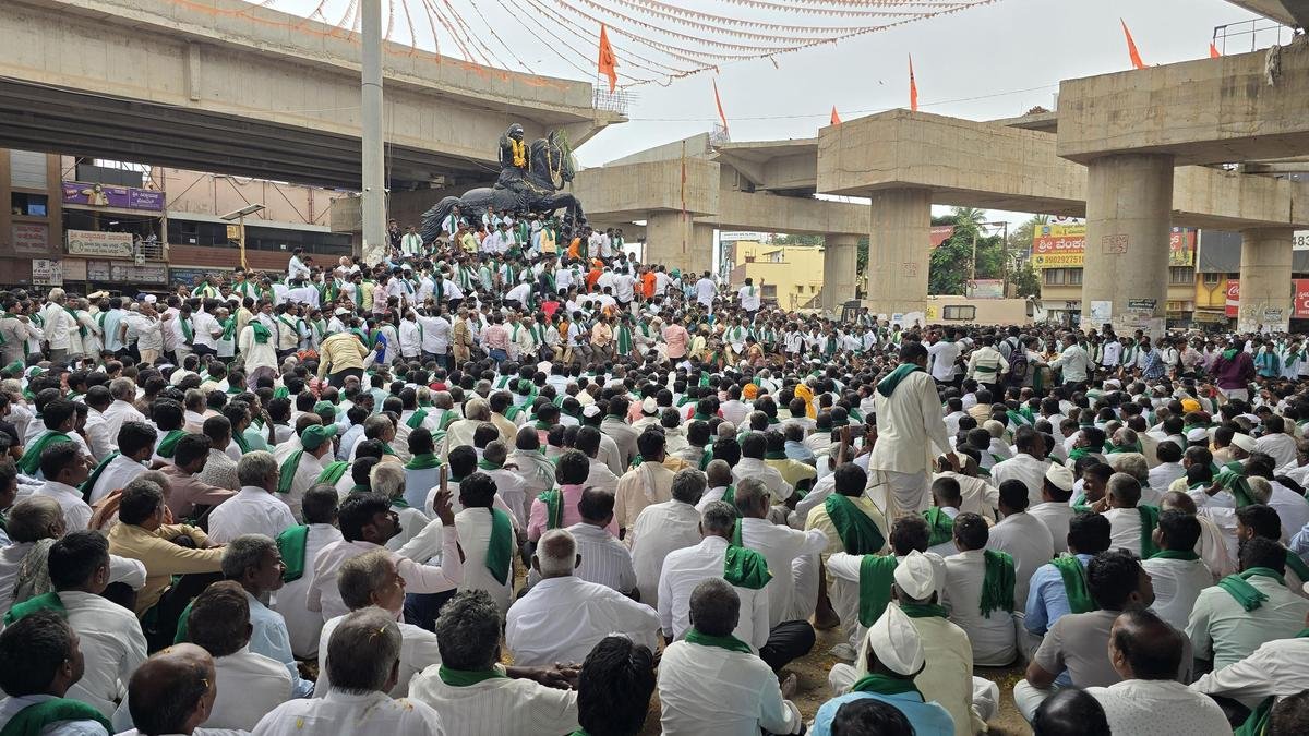 गन्ना किसानों द्वारा कित्तूर चेन्नम्मा सर्कल पर विशाल विरोध प्रदर्शन; विधायक टेंगिनाकाई, पाटिल के हस्तक्षेप के बाद किसान जोशी के साथ दिल्ली में बातचीत के लिए सहमत हुए