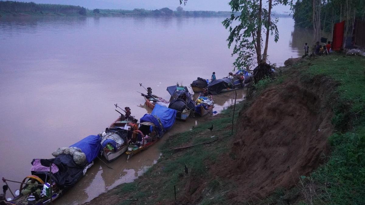 गोदावरी में बाढ़ की पहली चेतावनी के करीब, आंध्र के पोलावरम में 17 आदिवासी बस्तियां पानी में डूब गईं
