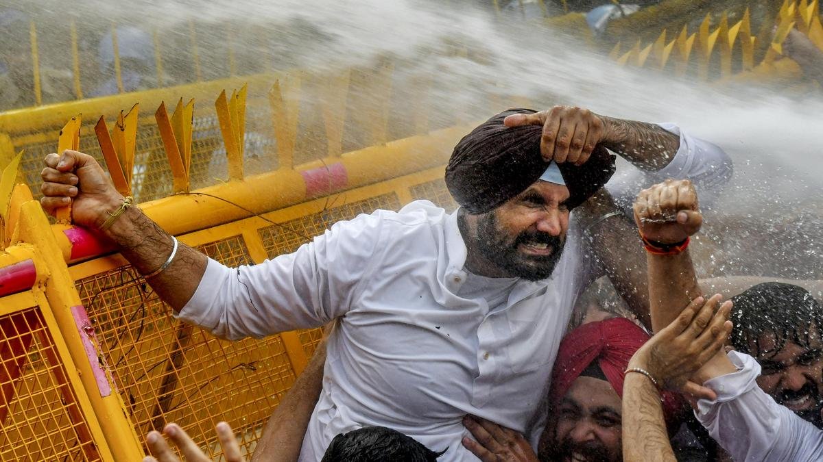ग्रामीण की मौत के बाद पंजाब कांग्रेस सदस्यों द्वारा आप के खिलाफ प्रदर्शन के दौरान पानी की बौछारें छोड़ी गईं