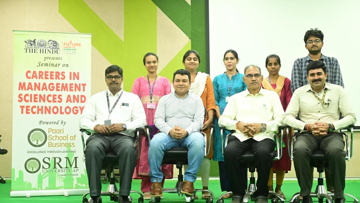 छात्रों से सूचित करियर विकल्प चुनने, लगातार कौशल बढ़ाने का आग्रह किया गया