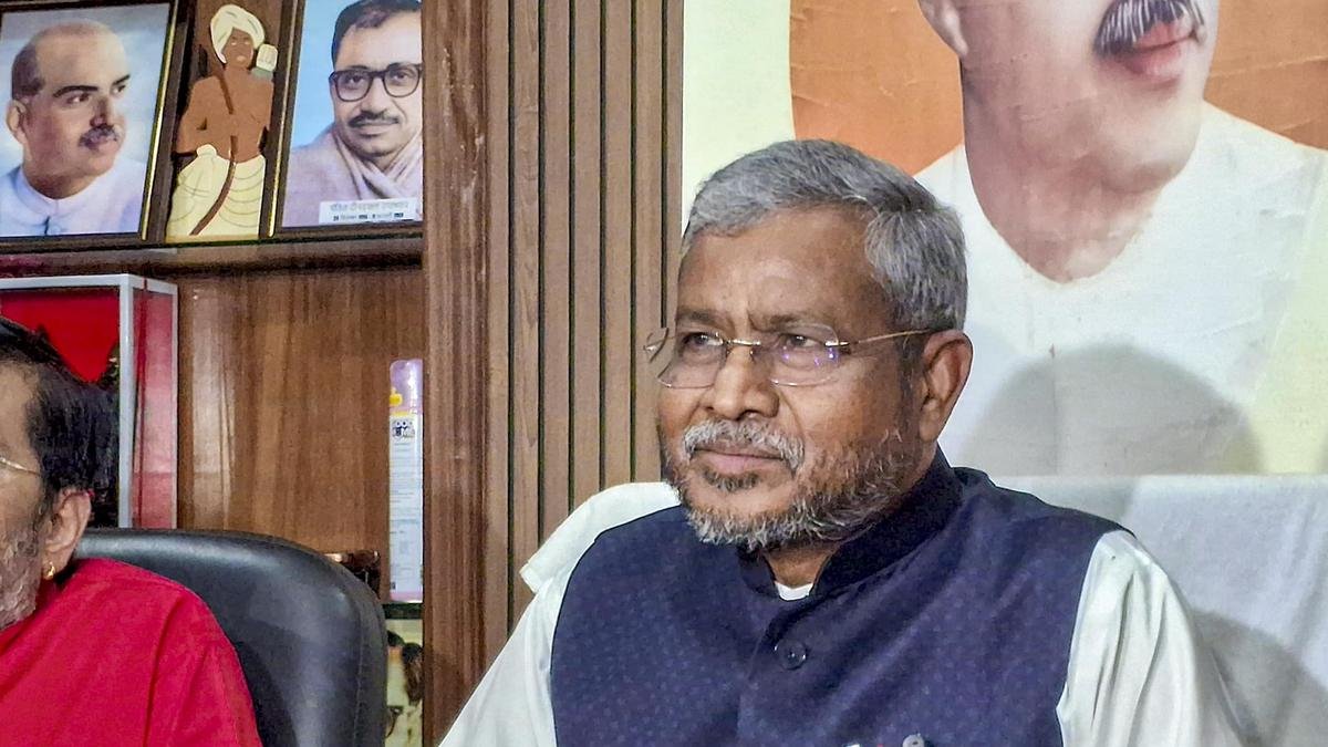 झारखंड नेता प्रतिपक्ष ने सोरेन के नेतृत्व वाली सरकार पर लगाया आरोप नौकरी परीक्षा में 'अनियमितताओं' की सीआईडी ​​जांच के बीच प्रभावशाली लोगों को बचाया जा रहा है