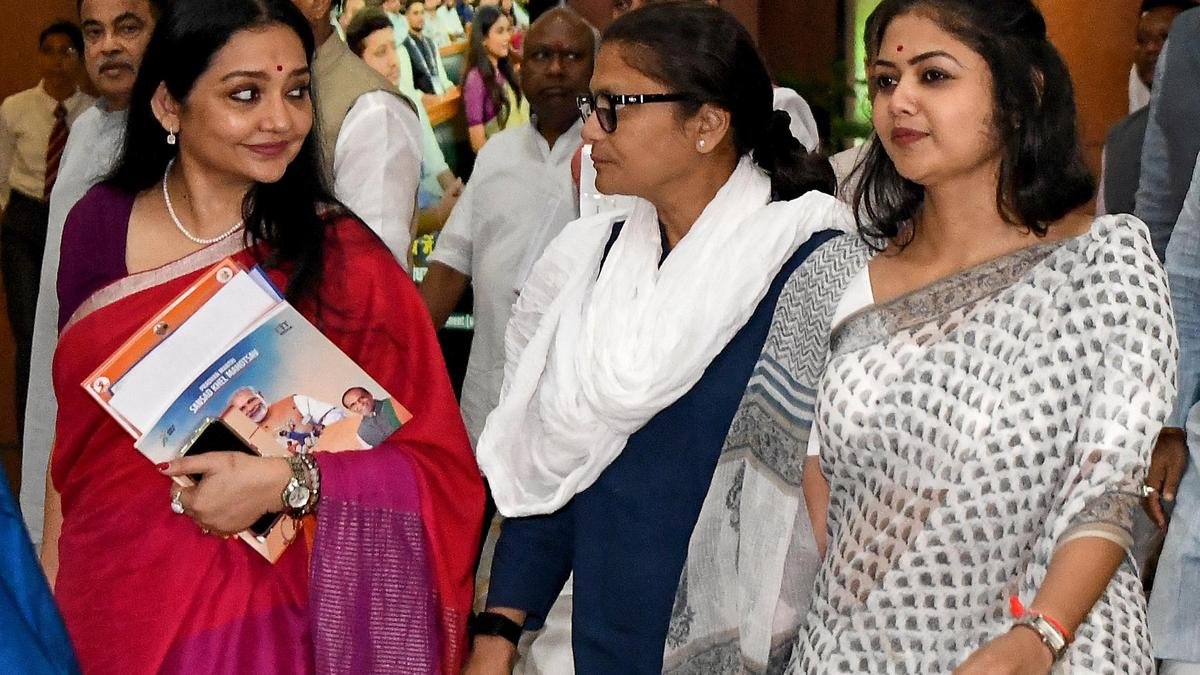 टीएमसी के बागी सांसदों ने अयोग्यता याचिका पर लोकसभा नोटिस का जवाब देने के लिए तीन सप्ताह का समय मांगा