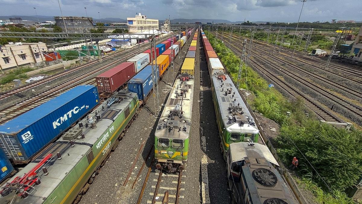 डीएफसी: भारत के लॉजिस्टिक्स पुश की रीढ़