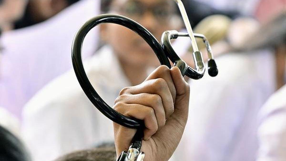डॉक्टर नेशनल मेडिकल रजिस्टर के लिए फिर से पंजीकरण कराने की आवश्यकता पर सवाल उठाते हैं