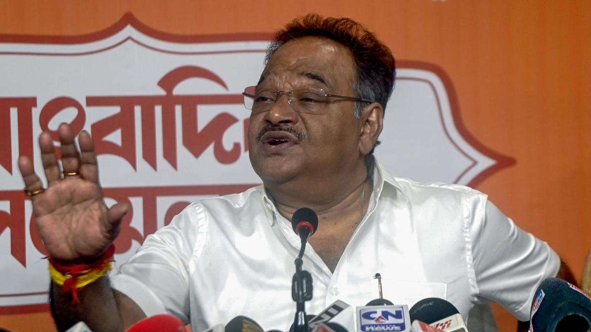 धीरेंद्र शास्त्री की सलाह को खारिज करते हुए कई बीजेपी नेताओं का कहना है कि बंगाली दुर्गा पूजा के दौरान मांसाहारी खाना खाएंगे
