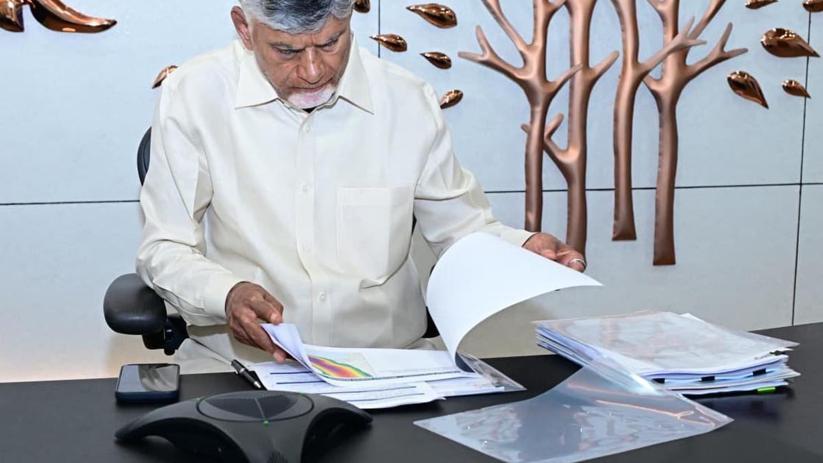 नायडू ने कलेक्टरों से कहा कि वे सतर्क रहें, सड़कें बहाल करें और बारिश जारी रहने के कारण भूस्खलन संभावित क्षेत्रों से लोगों को हटा दें