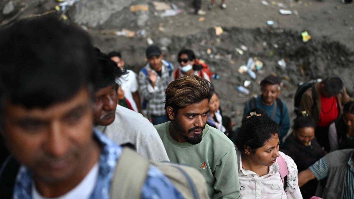 नेपाल बाढ़: भारतीय स्वयंसेवक अलग-थलग समुदायों तक राहत पहुँचाते हैं