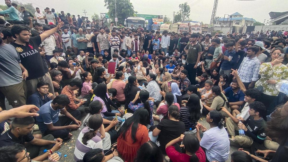 पंजाब के एलपीयू छात्र प्रदर्शनकारियों ने एनएच-44 को अवरुद्ध कर दिया, छात्रा के साथ कथित बलात्कार के बाद पुलिस के साथ उनकी झड़प हुई
