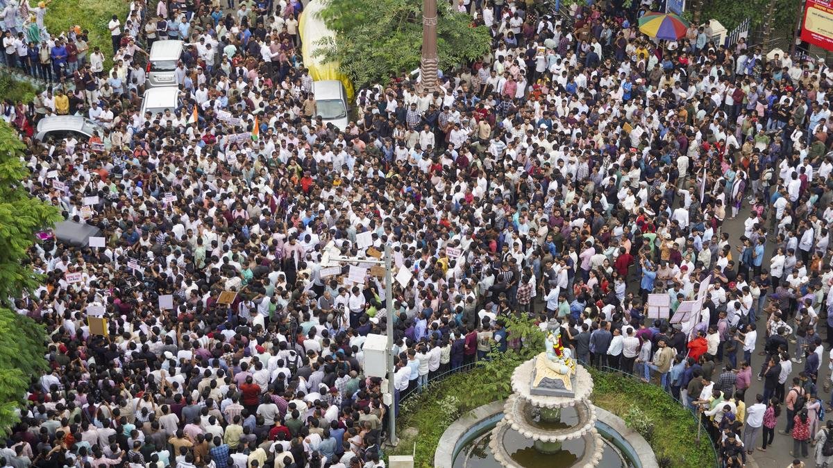 पुणे एमपीएससी अभ्यर्थियों ने पेपर लीक के खिलाफ विरोध प्रदर्शन किया, अध्यक्ष के इस्तीफे की मांग की