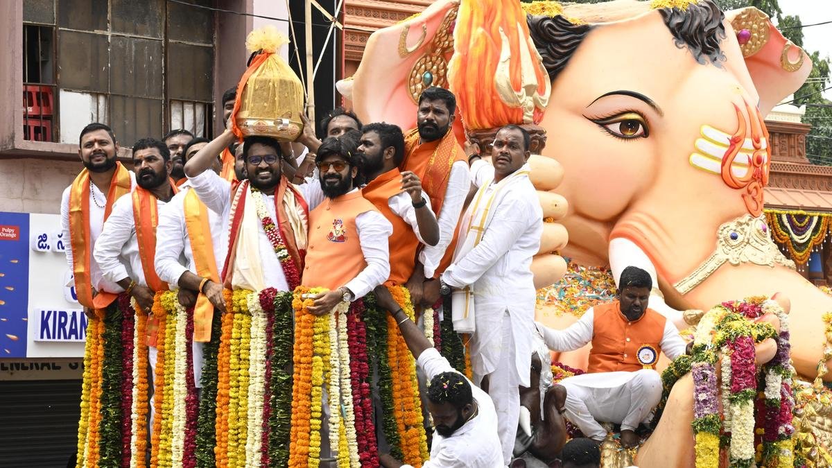 बालापुर की बदलती किस्मत को दर्शाता एक लड्डू