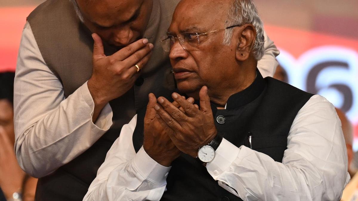 बेंगलुरु में खड़गे परिवार ट्रस्ट को आवंटित स्थल की जांच के लिए याचिका पर नया आदेश पारित करें: एचसी ने विशेष अदालत से कहा