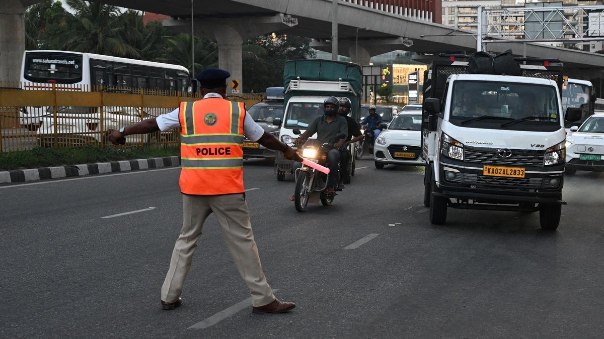 बेंगलुरू हवाईअड्डे की सड़क पर वाहन प्रतिबंध लागू होने से तापमान में उतार-चढ़ाव आया, यातायात रेंगने लगा