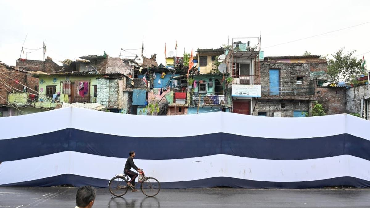 ब्रिक्स शिखर सम्मेलन के लिए दक्षिणी दिल्ली की झुग्गी बस्ती पर पर्दा डाला गया