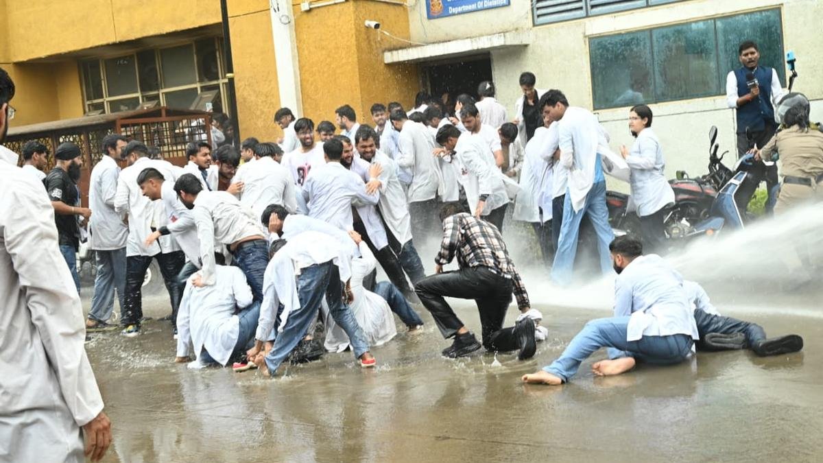 भोपाल में प्रदर्शन कर रहे इंटर्न डॉक्टरों के खिलाफ पुलिस कार्रवाई की जांच के आदेश दिए गए