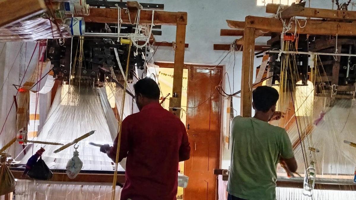 मदनपल्ले बुनकर आर्थिक तंगी, लुप्त होती परंपरा के बीच अपनी विरासत को जीवित रखने के लिए संघर्ष कर रहे हैं