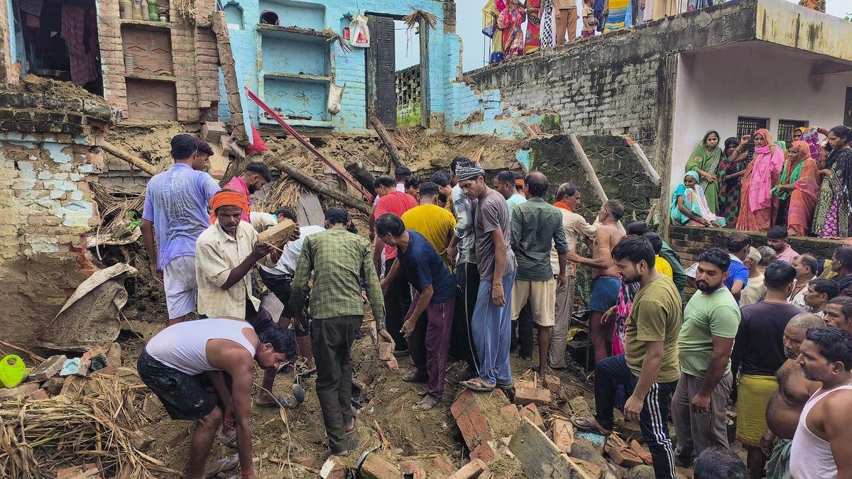 यूपी में मकान ढहने की घटनाओं में एक ही परिवार के चार सदस्यों समेत कम से कम छह की मौत हो गई