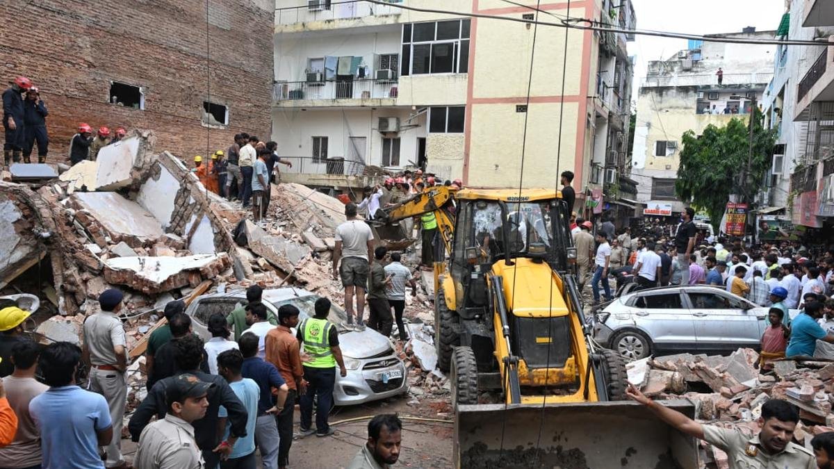 सत्य निकेतन इमारत ढही: दिल्ली में मकान ढहा; लोगों को फंसे होने की आशंका